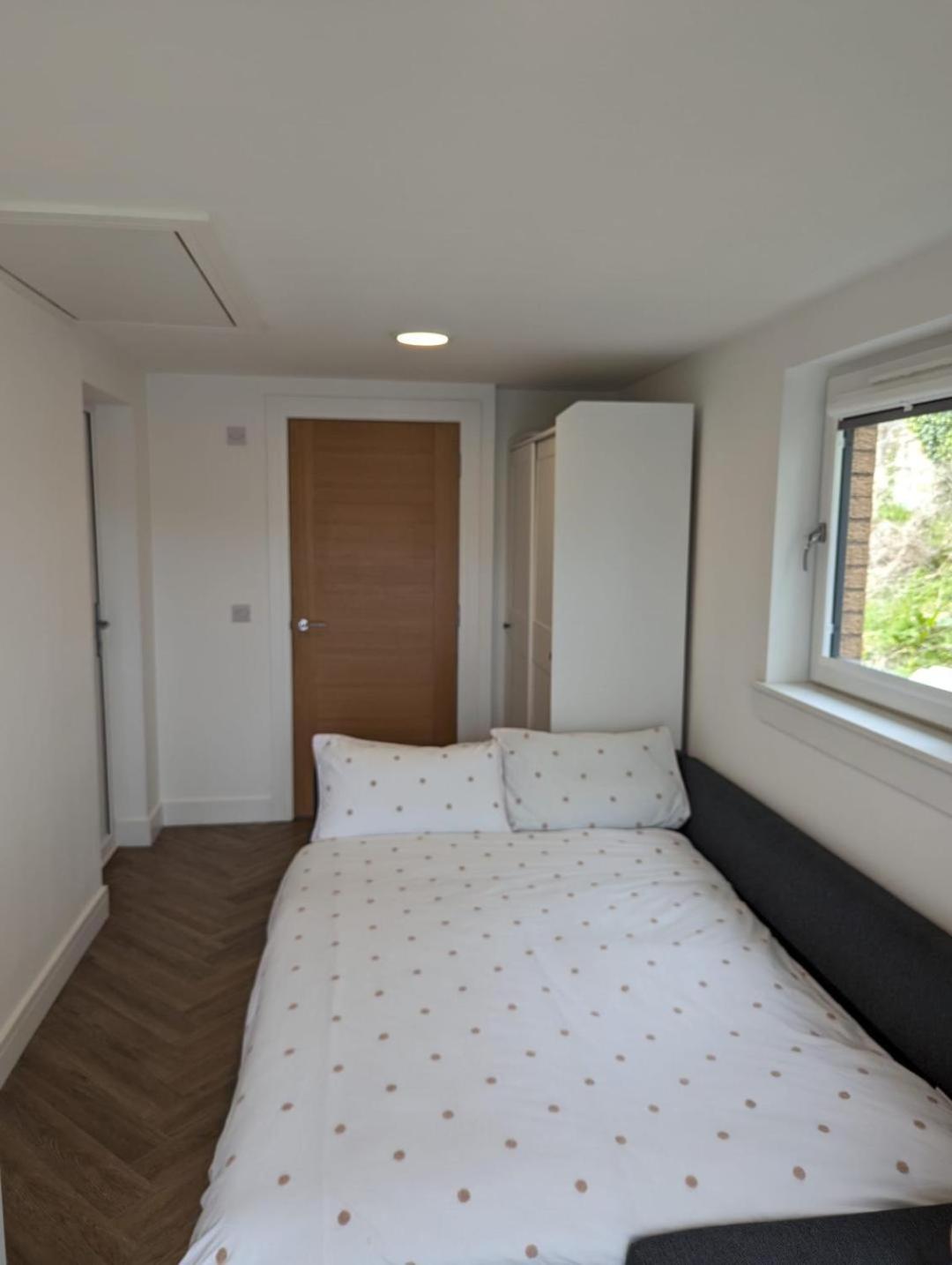 En-Suite Double Room With Private Entrance 에든버러 외부 사진